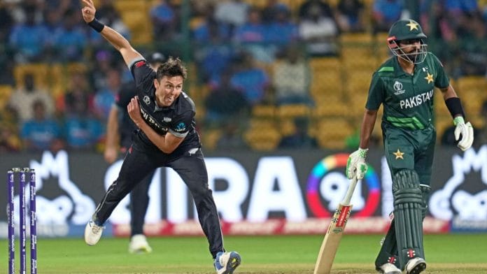 शनिवार को बेंगलुरु के एम.चिन्नास्वामी स्टेडियम में आईसीसी क्रिकेट विश्व कप 2023 में पाकिस्तान के खिलाफ मैच के दौरान न्यूजीलैंड के ट्रेंट बोल्ट एक्शन में | एएनआई