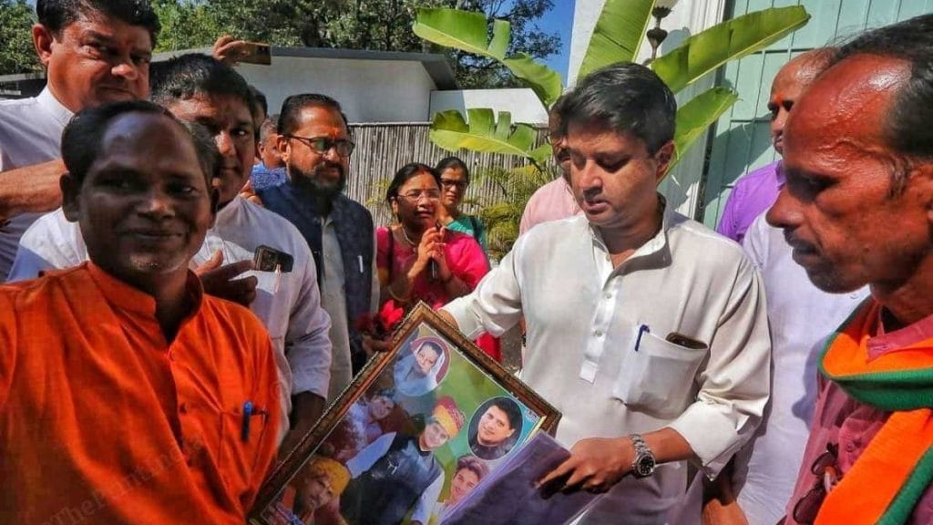 मध्य प्रदेश विधानसभा चुनाव से पहले भाजपा के लिए प्रचार करते हुए सिंधिया ने लोगों से मुलाकात की | प्रवीण जैन/दिप्रिंट