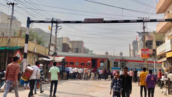 बीकानेर शहर के मुख्य बाज़ार से होकर गुज़रने वाली रेल लाइन