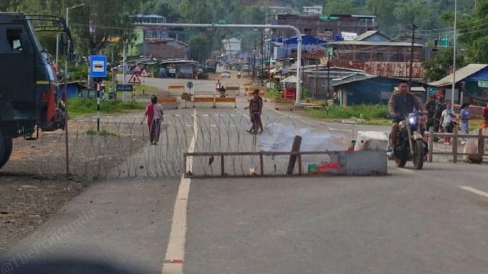 मणिपुर में इंफाल-मोरे मार्ग पर पुलिस बैरिकेड की फाइल फोटो | प्रतीकात्मक तस्वीर/प्रवीण जैन/दिप्रिंट