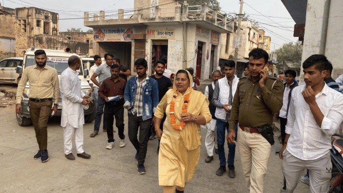 राजस्थान की अलवर ग्रामीण सीट पर प्रचार अभियान पर निकलीं 46 वर्षीय निर्दलीय उम्मीदवार मीना कुमारी | फेसबुक/MeenaKumariBouddh