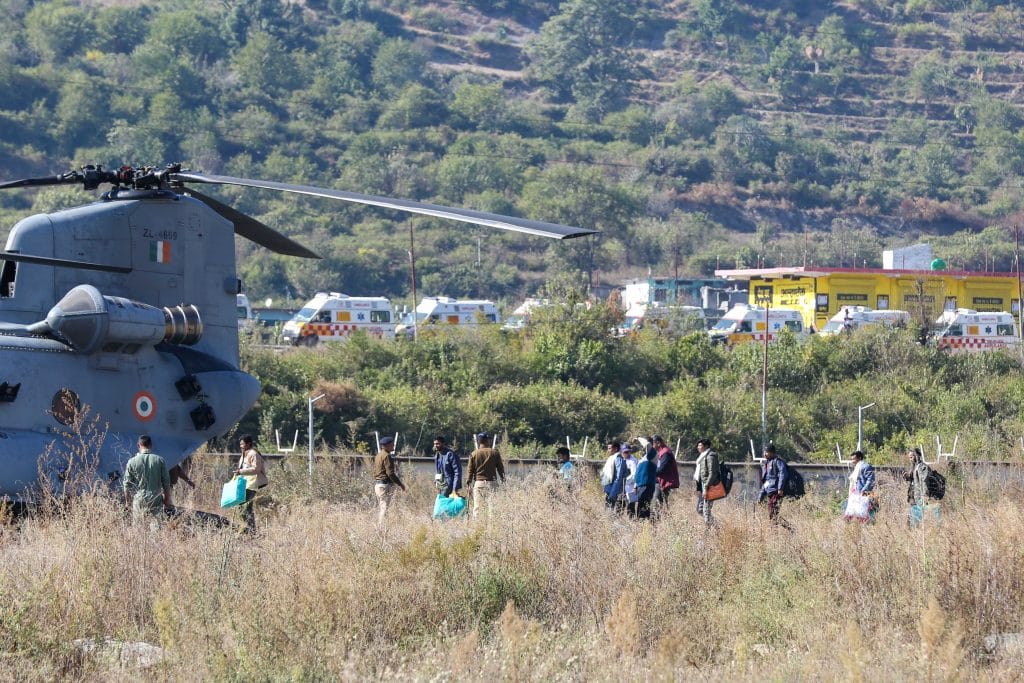 भारतीय वायुसेना के चिनूक हेलीकॉप्टर ने उत्तरकाशी के चिन्यालीसौड़ हवाई पट्टी पर सिल्क्यारा सुरंग से बचाए गए मज़दूरों को एयरलिफ्ट किया | फोटो: सूरज सिंह बिष्ट/दिप्रिंट