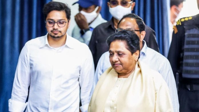 बसपा की अध्यक्ष मायावती और उनके भतीजे आकाश आनंद | एएनआई