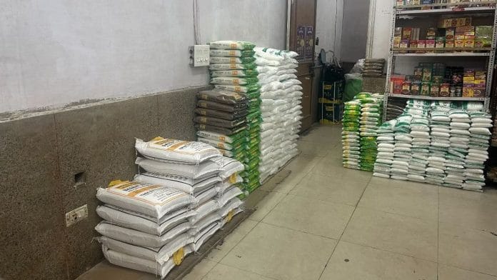 नई दिल्ली में बहादुरशाह ज़फर मार्ग पर केंद्रीय भंडार में भारत आटे के बैग | ज़ेनायरा बख़्श | दिप्रिंट