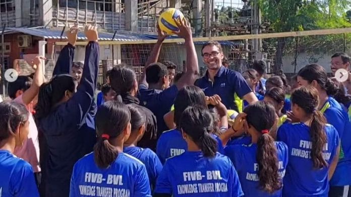 फेडरेशन इंटरनेशनेल डी वॉलीबॉल और बीवीएल के बीच ज्ञान-हस्तांतरण कार्यक्रम के हिस्से के रूप में ओलंपियन गिबा ने दिसंबर 2023 में असम की अपनी यात्रा के दौरान खिलाड़ियों के साथ बातचीत की | फोटो: इंस्टाग्राम/@bvl_assam