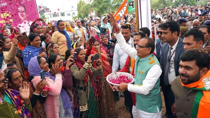 मध्य प्रदेश की लाडली बहनों के साथ राज्य के निवर्मान मुख्यमंत्री शिवराज सिंह चौहान | एएनआई