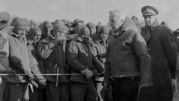 जवाहरलाल नेहरू 1962 में नेफा में सेना के जवानों के साथ बातचीत करते हुए | प्रतीकात्मक तस्वीर | फोटो क्रेडिट: भारत सरकार