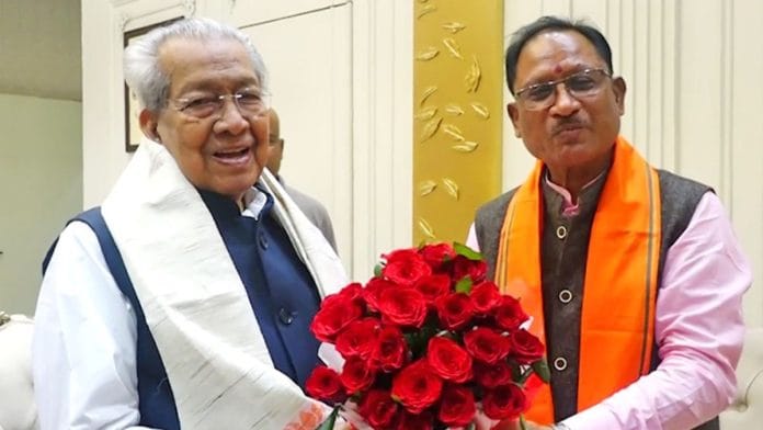 छत्तीसगढ़ के मुख्यमंत्री विष्णु देव साय ने मंगलवार को रायपुर के राजभवन में राज्य के राज्यपाल विश्वभूषण हरिचंदन से मुलाकात की | एएनआई