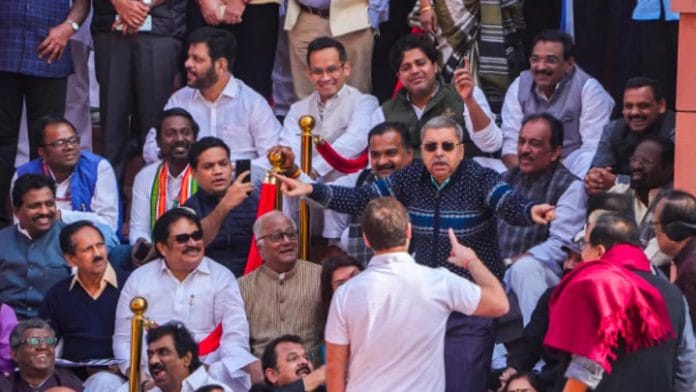 टीएमसी सांसद कल्याण बनर्जी ने उपराष्ट्रपति धनखड़ की नकल की जबकि राहुल गांधी और अन्य ने वीडियो बनाए | फोटो: पीटीआई