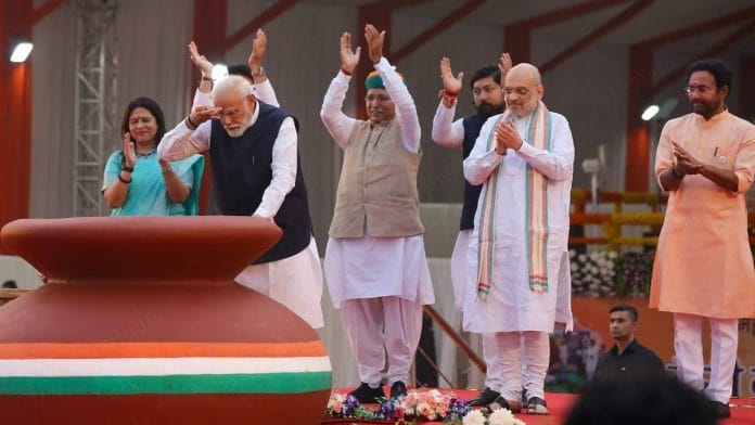 मेरी माटी मेरा देश कार्यक्रम के दौरान प्रधानमंत्री नरेंद्र मोदी अमृत कलश की मिट्टी से अपने माथे पर तिलक लगाते हुए | फोटो: सूरज सिंह बिष्ट/दिप्रिंट