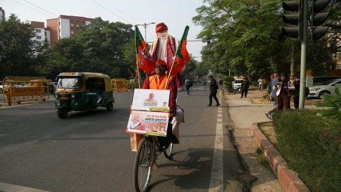 भारतीय जनता पार्टी की जीत का जश्न मनाता कार्यकर्ता/ फोटो: सूरज सिंह बिष्ट/ दिप्रिंट