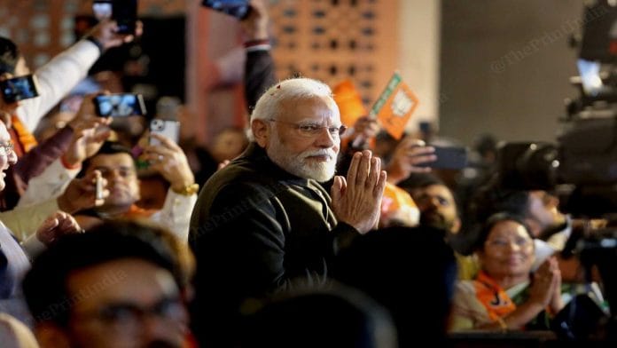 तीन राज्यों में मिली सफलता के बाद कार्यकर्ताओं से दिल्ली स्थित बीजेपी मुख्यालय मिलने पहुंचे पीएम मोदी/ फोटो: प्रवीण जैन/दिप्रिंट