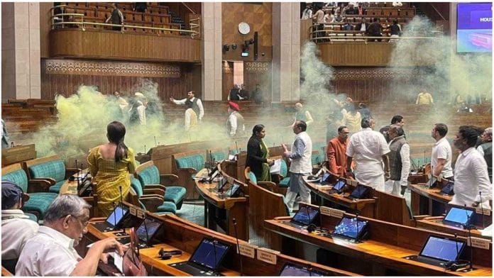 लोकसभा में कूदे व्यक्ति ने पीले रंग की वस्तु से धुआं फैला दिया | स्पेशल अरेंजमेंट