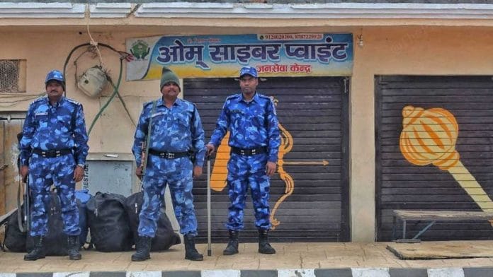 अयोध्या के हवाई अड्डे और पुनर्विकसित रेलवे स्टेशन के उद्घाटन के दौरान सुरक्षा में खड़े रैपिड एक्शन फोर्स के जवान | फोटो: प्रवीण जैन/दिप्रिंट