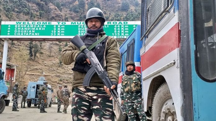 आतंकवादियों द्वारा सेना के चार जवानों की हत्या के बाद राजौरी सेक्टर के डेरा की गली के वन क्षेत्र में आतंकवादियों को पकड़ने के लिए तलाशी अभियान के तहत पुंछ जिले के बफलियाज इलाके में तैनात सुरक्षाकर्मी | फोटो: एएनआई