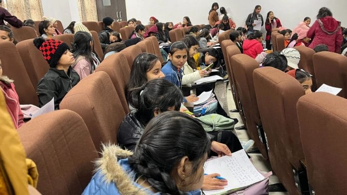 अपने बयान लिखती हुईं छात्राएं | फोटो: नूतन शर्मा/दिप्रिंट