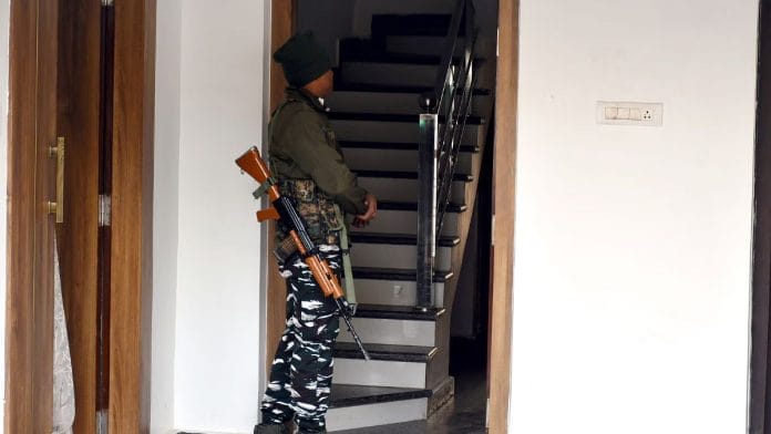 रांची में ईडी की छापेमारी के दौरान झारखंड के मुख्यमंत्री के प्रेस सलाहकार अभिषेक प्रसाद के आवास पर अर्धसैनिक बल के एक जवान | एएनआई