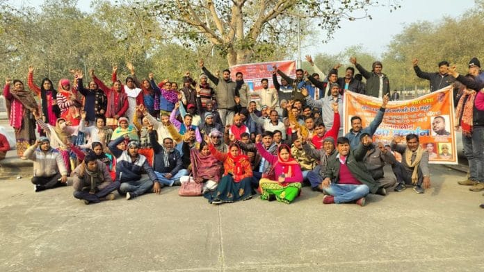 लखनऊ के इको पार्क में अपने बकाया की मांग को लेकर धरने पर बैठे स्वच्छाग्रही | फोटो: शुभांगी मिश्रा/दिप्रिंट