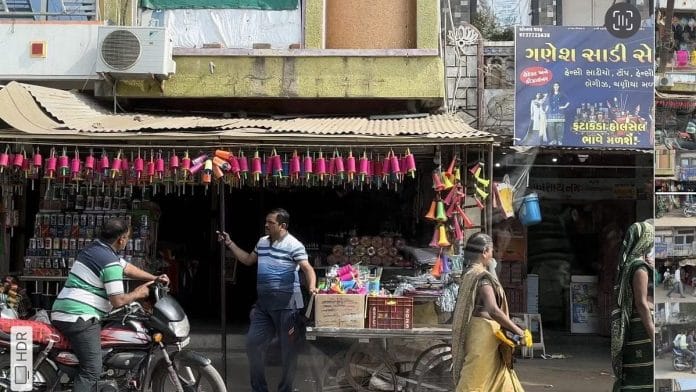 दुकान सजायाफ्ता राधेश्याम शाह का परिवार चलाता है | फोटो: मोनामी गोगोई/दिप्रिंट