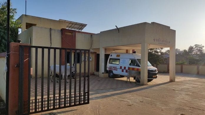 कच्छ में देशलपार पीएचसी अच्छी तरह से सुसज्जित है, लेकिन ट्रेनिंग की गई नर्स या एलोपैथिक डॉक्टर की अनुपस्थिति में यहां किसी महिला की डिलीवरी नहीं होती है | फोटो: सोनल मथारू/दिप्रिंट