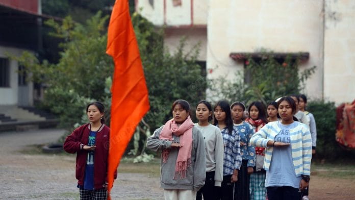 रायपुर में वनवासी कल्याण आश्रम के शबरी कन्या आश्रम में आदिवासी लड़कियां | फोटो: सूरज सिंह बिष्ट/दिप्रिंट