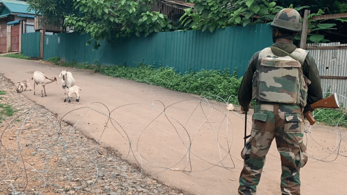मणिपुर में भारत-म्यांमार सीमा पर स्थित मोरेह के बाज़ार में सुरक्षाकर्मी की प्रतीकात्मक तस्वीर | फोटो: करिश्मा हसनत/दिप्रिंट