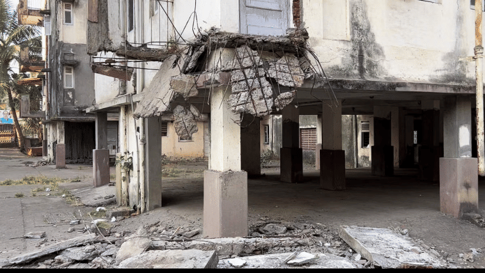 मुंबई की एयर इंडिया कॉलोनी में एक खाली इमारत की बालकनी को 24 जनवरी को मुंबई इंटरनेशनल एयरपोर्ट लिमिटेड (एमआईएएल) की एक टीम ने ध्वस्त कर दिया था. हालांकि, निवासी विध्वंस रोकने में कामयाब रहे, लेकिन उनके लिए समय समाप्त होता जा रहा है | फोटो: मानसी फड़के/दिप्रिंट