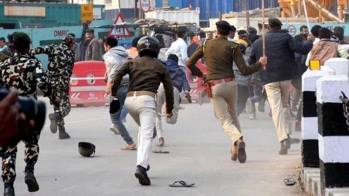 30 जनवरी, 2024 को पटना में कम संख्या में रिक्तियों का विरोध कर रहे सहायक लोको पायलट अभ्यर्थियों पर पुलिस ने लाठीचार्ज किया | एएनआई