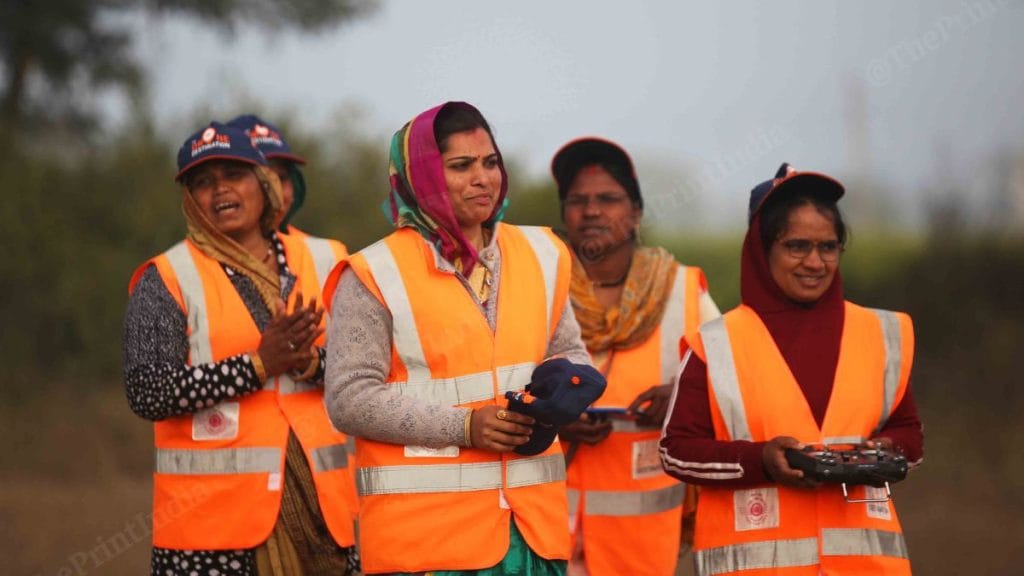 मानेसर में मैदान में प्रैक्टिस करतीं ‘नमो ड्रोन दीदियां’ | फोटो: मनीषा मोंडल/दिप्रिंट