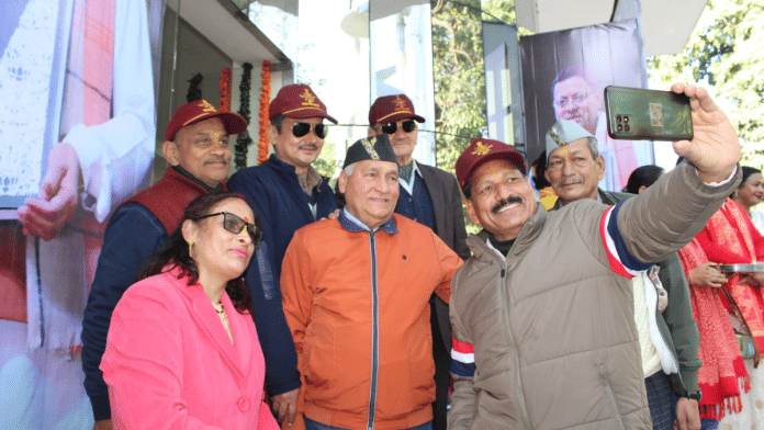 यूसीसी बिल पारित होने के बाद धामी को धन्यवाद देने के लिए 8 फरवरी को देहरादून में आईआरटीडी ऑडिटोरियम में एकत्रित भाजपा के कार्यकर्ता | फोटो: हिना फ़ातिमा/दिप्रिंट