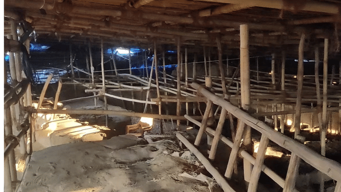 वडनगर में ढके हुए अंबा घाट खुदाई स्थल के अंदर का दृश्य, जहां प्राचीन संरचनाएं भूमिगत 20 मीटर तक गहराई तक फैली हुई हैं | फोटो: मोनामी गोगोई/दिप्रिंट