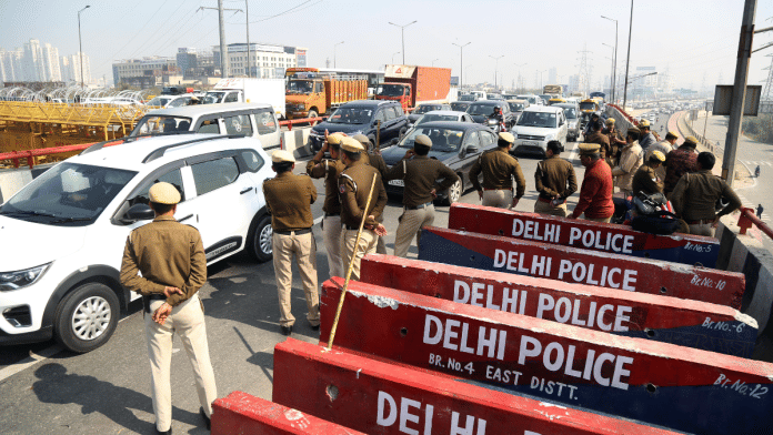 राष्ट्रीय राजधानी में शुक्रवार को किसानों के मार्च के कारण भारी सुरक्षा व्यवस्था के बीच दिल्ली और गाजियाबाद के बीच गाजीपुर बॉर्डर पर वाहनों की लंबी कतार रही | फोटो: सूरज सिंह बिष्ट/दिप्रिंट