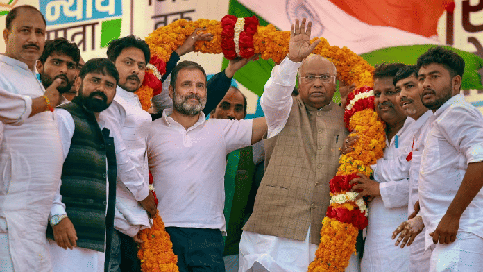 कांग्रेस अध्यक्ष मल्लिकार्जुन खरगे पार्टी नेता राहुल गांधी के साथ सोमवार, 19 फरवरी, 2024 को अमेठी में भारत जोड़ो न्याय यात्रा के दौरान एक सार्वजनिक बैठक में | पीटीआई