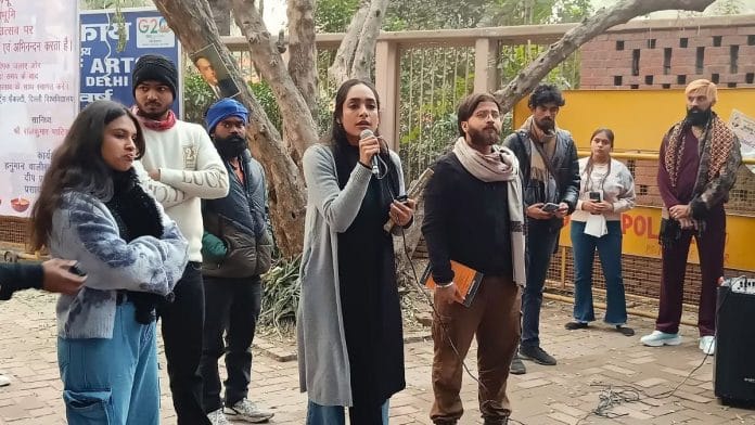 दिल्ली यूनिवर्सिटी में प्रदर्शनकारियों को संबोधित करतीं ऋतु सिंह | फोटो: कृष्ण मुरारी/दिप्रिंट