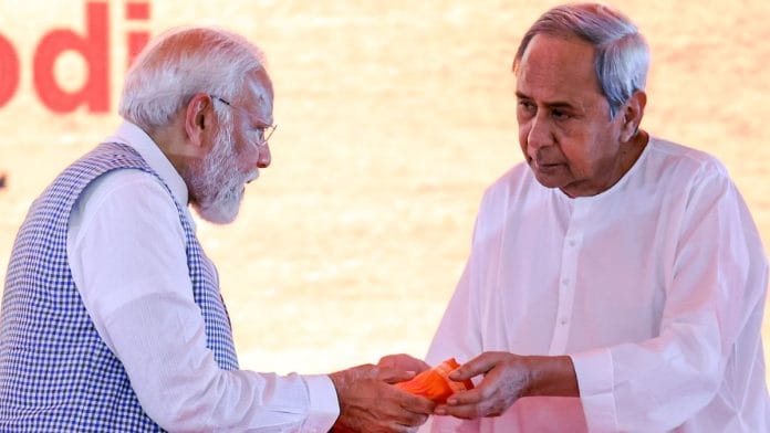 ओडिशा के मुख्यमंत्री और बीजद अध्यक्ष नवीन पटनायक के साथ प्रधानमंत्री नरेंद्र मोदी की फाइल फोटो | एएनआई