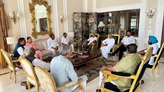 मंगलवार को जेजेपी की राजनीतिक मामलों की समिति की बैठक | फोटो: स्पेशल अरेंजमेंट