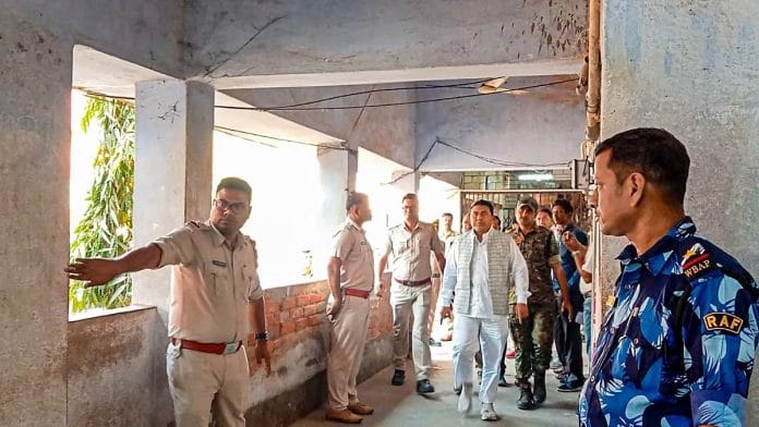 संदेशखाली गांव में ज़मीन हड़पने के आरोपी तृणमूल कांग्रेस नेता शेख शाहजहां को गुरुवार, 29 फरवरी 2024 को उत्तर 24 परगना के बशीरहाट अदालत में पेश किया गया | पीटीआई