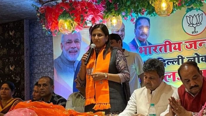 पश्चिमी दिल्ली निर्वाचन क्षेत्र से भाजपा की लोकसभा उम्मीदवार कमलजीत सहरावत ने दिल्ली में पार्टी कार्यकर्ताओं को संबोधित किया। | फोटो: नूतन शर्मा/दिप्रिंट