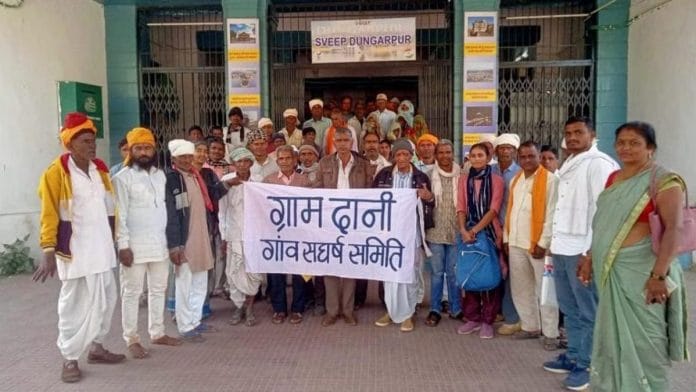 राजस्थान के डूंगरपुर में 41 ग्रामदान गांवों के ग्रामीण इस वर्ष ग्रामदान प्रणाली से बाहर निकलने के लिए एकजुट हुए। ऐसी ही एक समिति जयपुर जिले में भी बनी है | फोटो: स्पेशल अरेंजमेंट