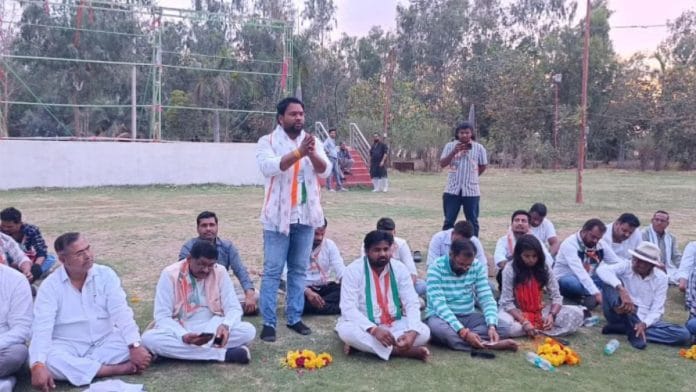 राजस्थान के बांसवाड़ा में प्रचार पर निकले अरविंद डामोर | तस्वीर साभार: फेसबुक