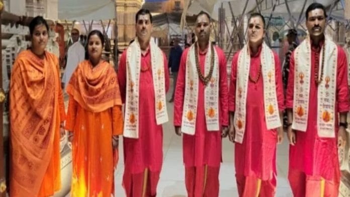 काशी विश्वनाथ मंदिर परिसर में पुजारी और पुजारिन के वेश में वाराणसी पुलिस के जवान | फोटो: स्पेशल अरेंजमेंट