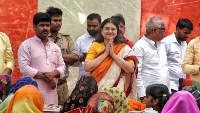 उत्तर प्रदेश की सुल्तानपुर लोकसभा सीट से बीजेपी की प्रत्याशी मेनका गांधी प्रचार करते हुए | फोटो: प्रवीण जैन/दिप्रिंट