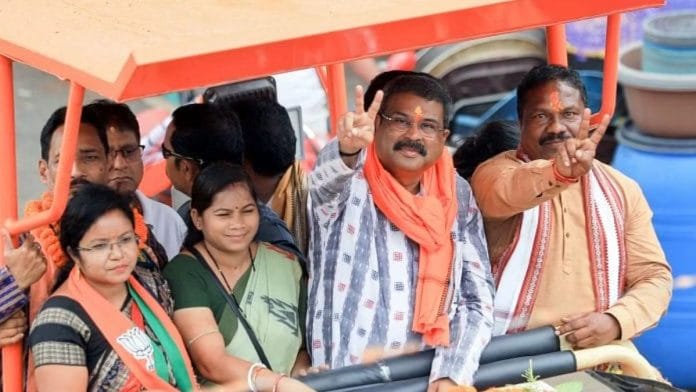 केंद्रीय शिक्षा मंत्री और संबलपुर निर्वाचन क्षेत्र से भारतीय जनता पार्टी (भाजपा) के उम्मीदवार धर्मेंद्र प्रधान बुधवार को संबलपुर के कुचिंडा में रोड शो के दौरान जनता का अभिवादन करते हुए | एएनआई