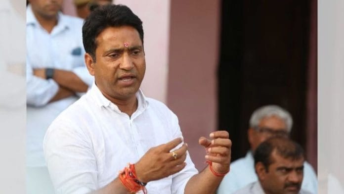 कांग्रेस के लोकसभा उम्मीदवार राहुल कस्वां राजस्थान के चुरू निर्वाचन क्षेत्र में जनता से मिलते हुए | फोटो: सूरज सिंह बिष्ट/दिप्रिंट