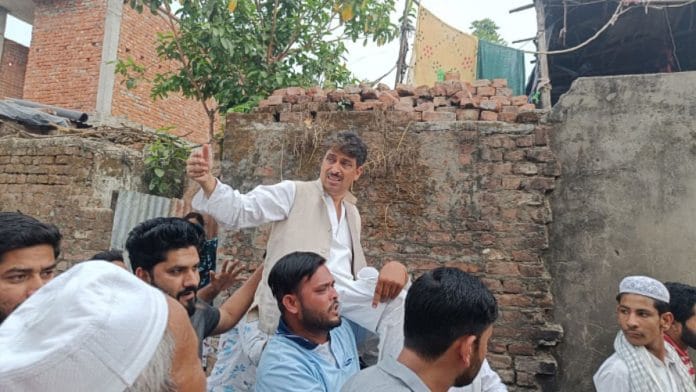 कांग्रेस के सहारनपुर प्रत्याशी इमरान मसूद को ग्रामीणों ने कंधों पर उठाया | फोटो: कृष्ण मुरारी/दिप्रिंट