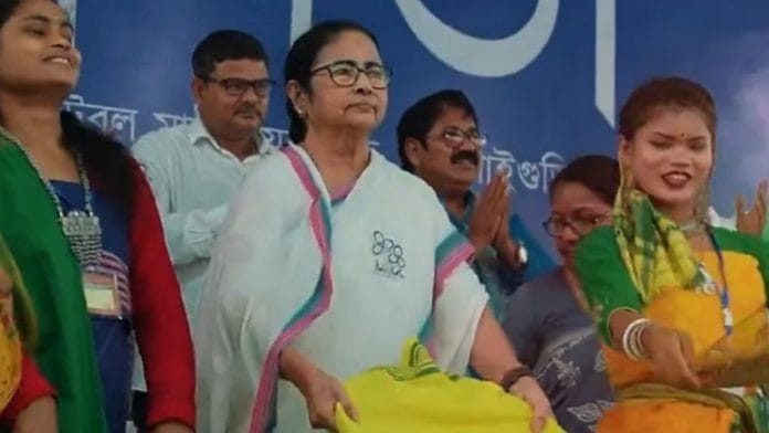उत्तर बंगाल में एक अभियान रैली के दौरान ममता बनर्जी की प्रतिकात्मक तस्वीर | क्रेडिट: एक्स/@AITCofficial