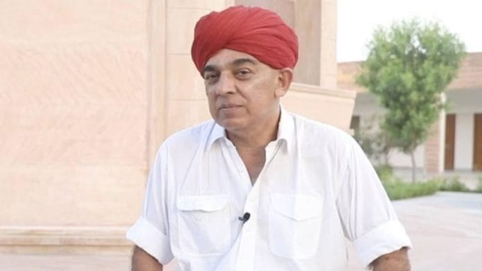 राजस्थान के बालोतरा में एक मंदिर में मानवेंद्र सिंह | फोटो: देवेश सिंह/दिप्रिंट