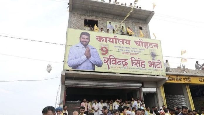 बाड़मेर के चौहटन में रोड शो से पहले निर्दलीय उम्मीदवार रवींद्र सिंह भाटी के समर्थक छतों पर उनका इंतज़ार करते हुए | फोटो: देवेश सिंह/दिप्रिंट