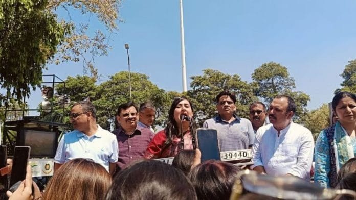 दिल्ली में शराब नीति के खिलाफ भाषण देतीं बीजेपी नेता बांसुरी स्वराज | फोटो: स्पेशल अरेंजमेंट