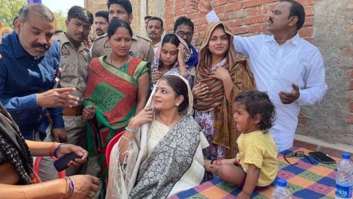 उत्तर प्रदेश के जौनपुर में मतदाताओं से घिरी हुईं श्रीकला धनंजय सिंह | फोटो: सान्या ढींगरा/दिप्रिंट